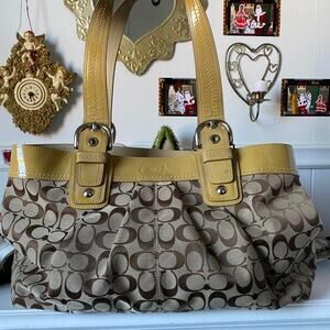Vintage coach signature soho pleated